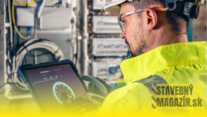Firmy strácajú peniaze bez toho, aby o tom vedeli, elektrotechnik vmochrannych okuliaroch kontroluje elektricky rozvadzac a monitoruje prevadzku systemov cez tablet