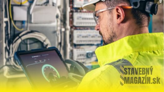 Firmy strácajú peniaze bez toho, aby o tom vedeli, elektrotechnik vmochrannych okuliaroch kontroluje elektricky rozvadzac a monitoruje prevadzku systemov cez tablet