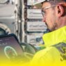 Firmy strácajú peniaze bez toho, aby o tom vedeli, elektrotechnik vmochrannych okuliaroch kontroluje elektricky rozvadzac a monitoruje prevadzku systemov cez tablet